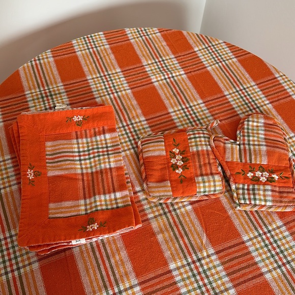 Romanian tablecloth w. napkins/placemat, mitten and hot plate support. - Picture 3 of 12